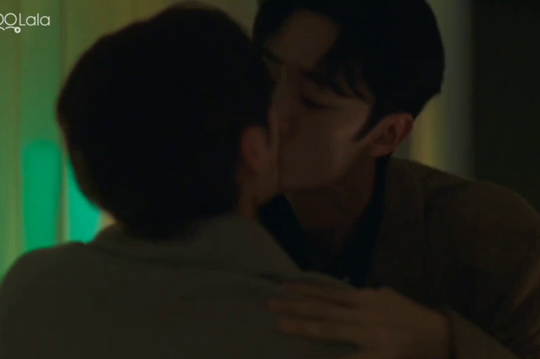 red flag aside but this man is kissing daon like he's eating him alive #SecretRelationshipsEP6