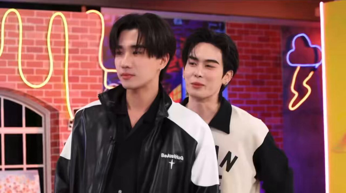 จังหวะเพิ่ดใช้สายตามองปากน้อง คือ โอ้โหวววว ไม่ไหวแล้วววววววววว เอานุไปทอดดดดดด ไปต้ม ไปนึ่ง ไปทำไงกะด้ายยย~ แอร๊ยยย มันเขินนนน ตายๆๆๆๆ ตายห่า!!!!!!!!!! PERTHSANTA IN THE HOUSE #GMMTVLiveHouse