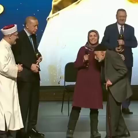 Zamanında arap çocuğunun elini öpen Recep Tayyip Erdoğan, 92 yaşındaki vatandaşa elini öptürdü.