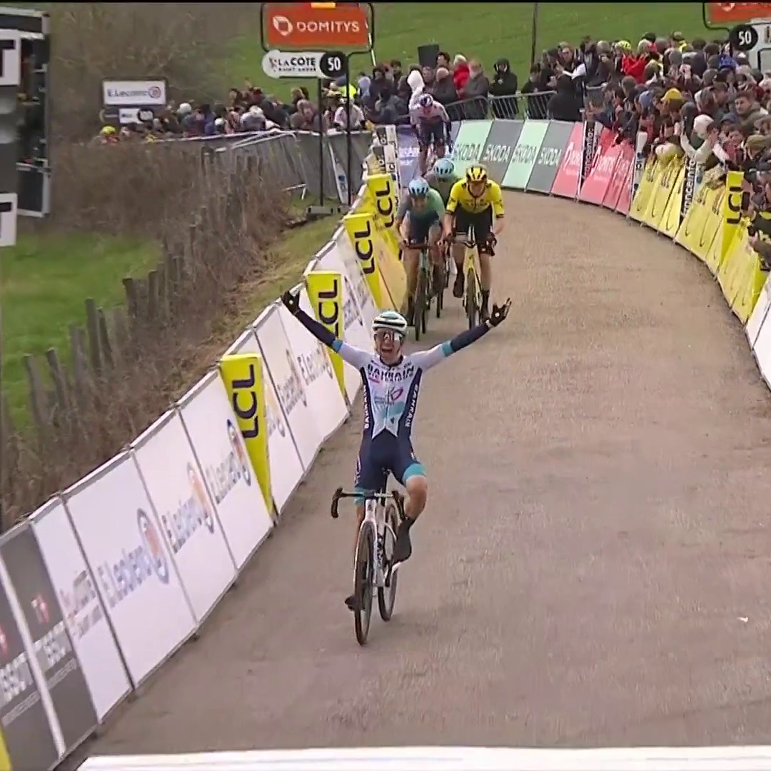 🇫🇷 Lenny Martinez triomphe ! Le Français a surgi dans les derniers mètres pour s'offrir la 5e étape de #ParisNice à la Côte-Saint-André ! Décramponné dans la montée finale, Jonas Vingegaard perd le maillot jaune, récupéré par Matteo Jorgenson #LesRP