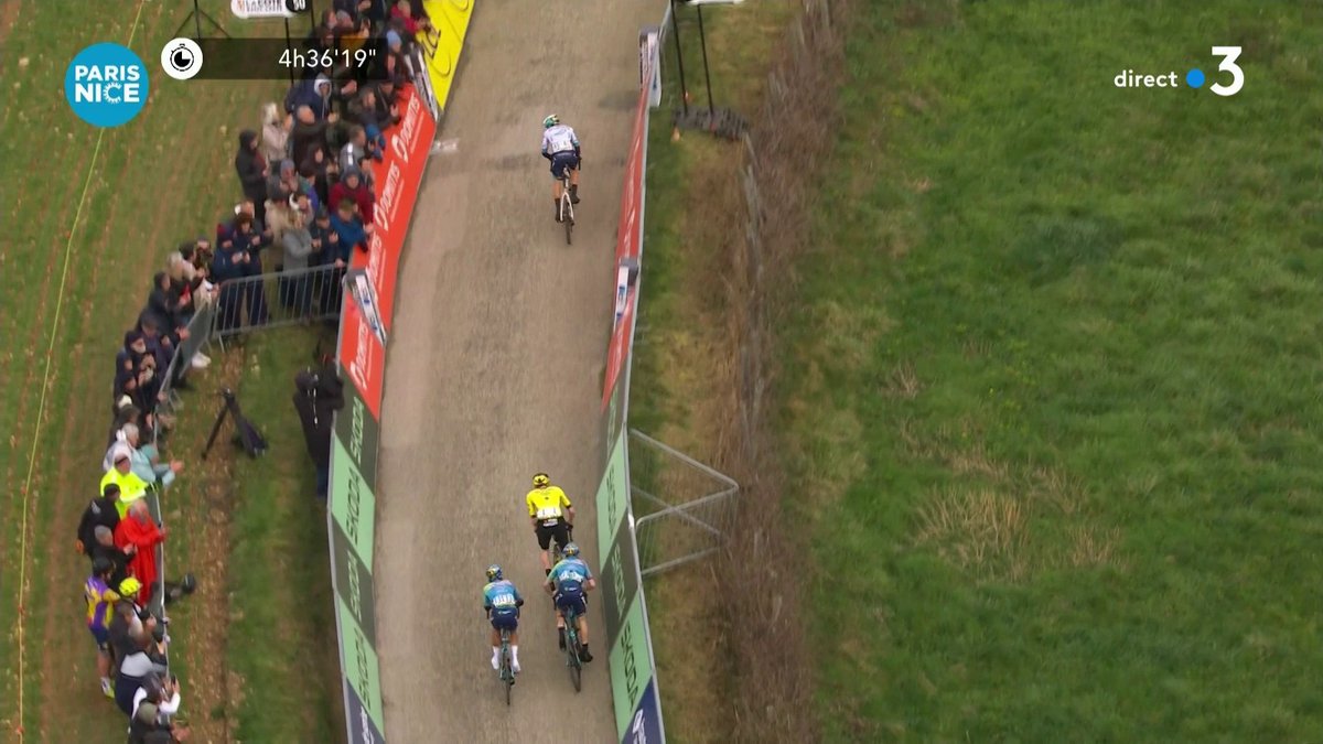 Le replay de la victoire de Lenny Martinez sur la 5e étape de #ParisNice ! Le Français (21 ans) de la Bahrain-Victorious l'a emporté à la pédale sur les difficiles pentes de la côte-Saint-André, devant son compatriote Clément Champoussin (XDS-Astana).