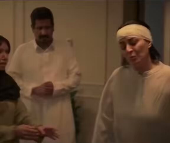 عند وفاة شخص عزيز فيه مرحله من الصدمه اسمها الإنكار و هذي أصعب مرحله و حرفيًا هالمشهد ذكرني بالحالة اللي مريت فيها عند وفاة أبوي الله يرحمه و يرحم موتانا يارب مشهد ريم الحبيب هنا سبب لي اكتئاب و موجة حزن