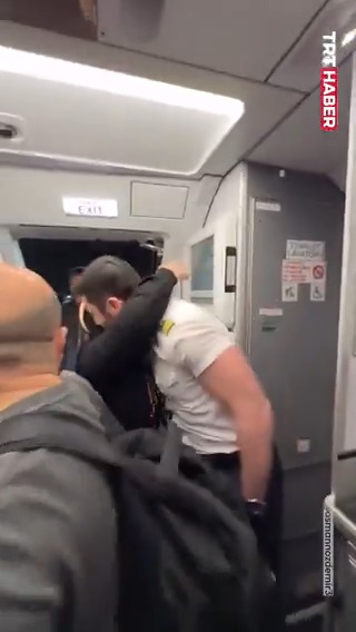 Umre ziyaretini tamamlayan anne ve babasını uçağın kapısında karşılayan pilot. ( Kadir inanır the crying one #motorin #mügeanlı )