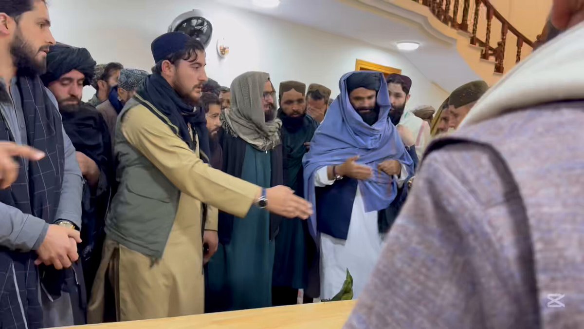 هغه ورځ چې د شهید خلیل الرحمن حقاني جسد یې کور ته راوړ، هر لوري ته خاموشي، درد او غم خپور وو، خلیفه صیب یې جسد ته ودرید خپل سر یې د شهید ماما تابوت ته ورټیټ کړ تر غوږ یې اوچت وویل ( ماما شهادت دې مبارک شه، رب دې ټولې ستړیاوې او قربانۍ قبولې کړه، زمونږ او د مجاهدینو په حق کې که څه کمی او زیاتی درڅخه شوی وي الله ج دې ټول درته وبښي.) دې خبرو د ګڼو ملګرو خاموشه اوښکې پر ژړا بدلې کړې. که څه هم د زړونو پر غولي یو دروند غم خپور وو، خو یو تسل دا وو چې شهید خلیل الرحمن حقاني مو د اسلام د مبارکې لارې قرباني شوي وو.