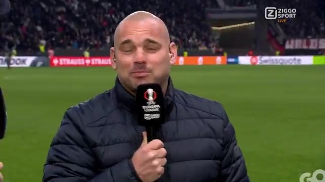'Het hele veld loopt te zwemmen, maar om dan met een badmuts het veld op te gaan' 😅 #ZiggoSport #UEL #FRAAJA