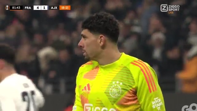 𝗢𝗢𝗢𝗛 MATHEUS! 😱 De keeper verspeelt de bal ver uit zijn doel en Götze straft genadeloos af: 4-1 👀 #ZiggoSport #UEL #FRAAJA