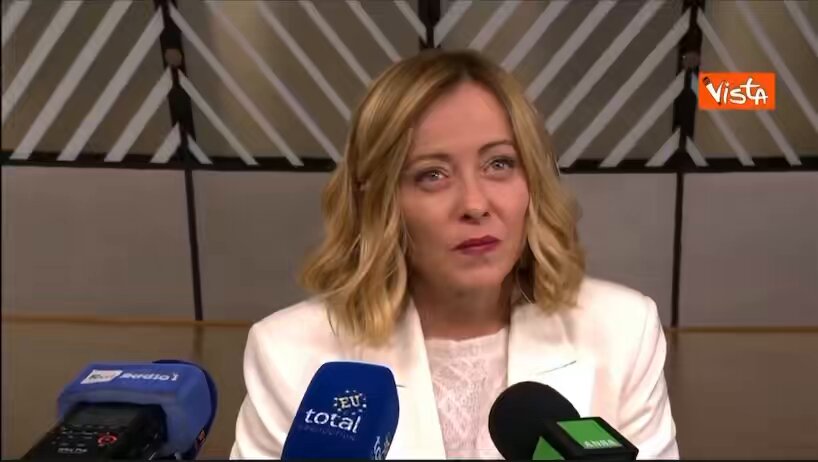 🚨Putin ha detto “non rinunceremo mai a ciò che è nostro” e Meloni lo sfotte con “l’ho già sentita in una famosa serie TV”. Sborona come pochi, scollegata dalla realtà, non accetta la sconfitta e vuole raccogliere i frutti 💶 dei sacrifici che NOI abbiamo fatto, di certo non lei