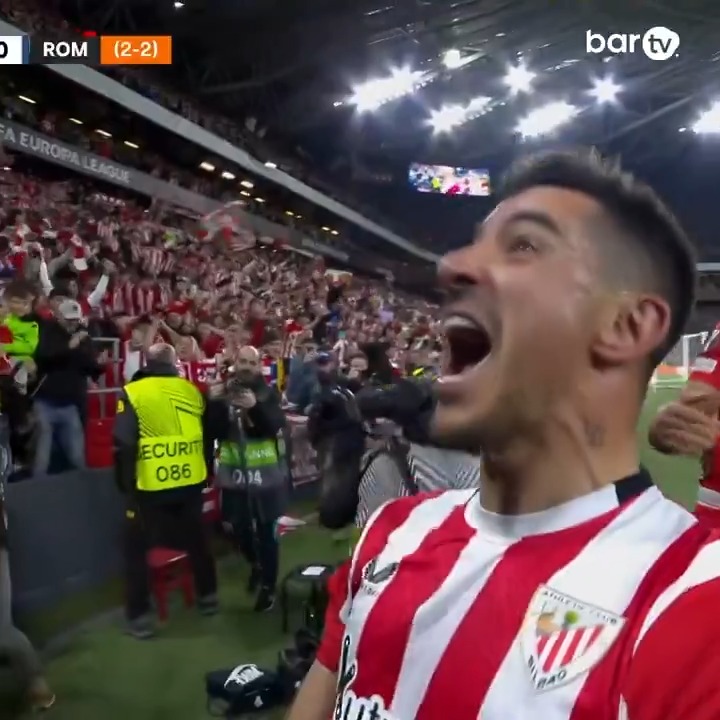 Estoy llorando con Yuri macho, se las goza el solo como un campeón, envezde hacer gestos está gritando "uuuuuhhhh, uuuhhhhh" mientras su alma está en otra galaxia.