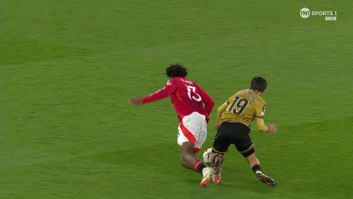 Jon Aramburu has been sent off for Real Sociedad for denying Patrick Dorgu a goalscoring opportunity 🟥😬 📺 TNT Sports & discovery+ UK