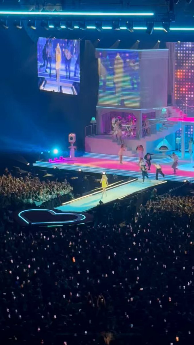 Another look at Sabrina Carpenter’s new ‘Juno’ position tonight! #ManchesterShortnSweet