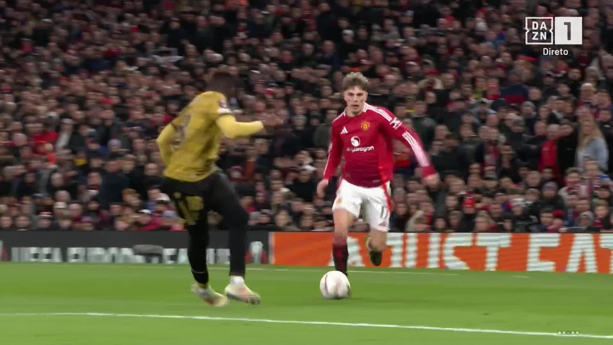 🔍 Tu és o VAR: penálti ou foi limpo na bola? ▫️ Decisão em campo foi que segue jogo. #DAZNEuropa