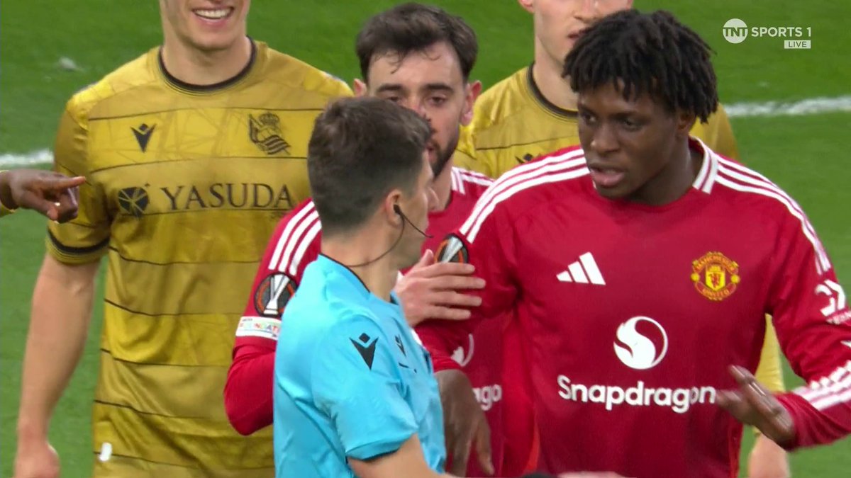 Patrick Dorgu told the referee not to give Man United a penalty as Real Sociedad won the ball, leading to VAR overturning the decision. Respect. 👏 📺 TNT Sports &amp; discovery+ UK