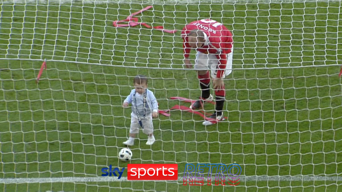 Man Utd players trying to get Hojlund to score