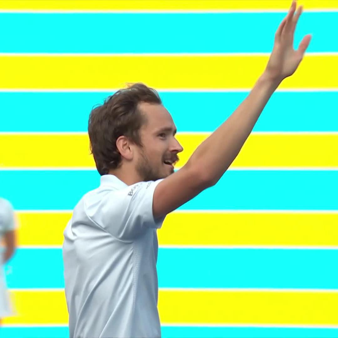 -Tiebreak del tercero -Fils errando esa volea imposible de errar -Medvedev festejando como loco y de la nada calmandose para saludar -Fils detonado la raqueta Impecable final.