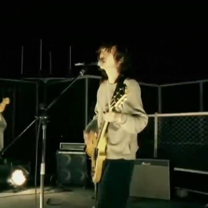 2001年の本日はBUMP OF CHICKENによる3枚目のシングル「天体観測」の発売日です。彼らの最もヒットしたといっても過言ではない楽曲で、ゆがんだエレキギターを重ねた厚みのあるフレーズが印象的。主人公と「君」の切ない物語と、そこにある「痛み」が歌われています。