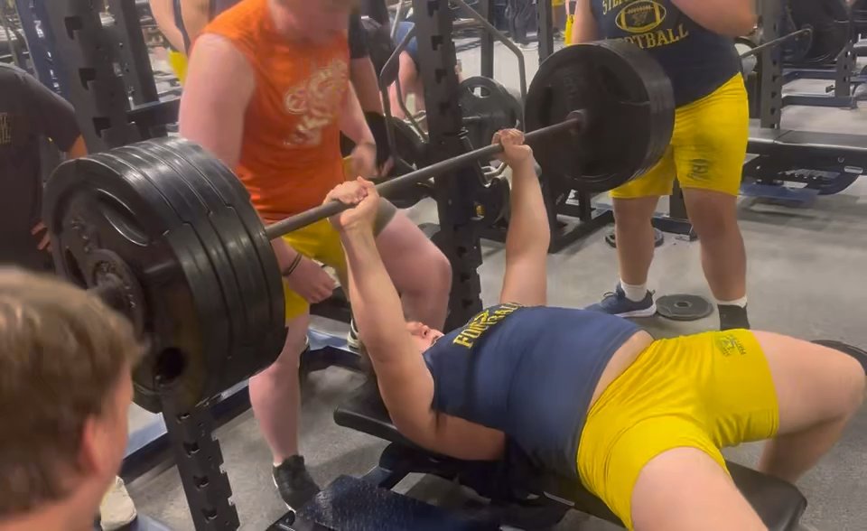 NEW RECORD SET AT STEPHENVILLE HS🚨 @koltondearth Hitting 410!! #Dctf #txhsfb #weightroom #football #Texas #offseason #Highschool