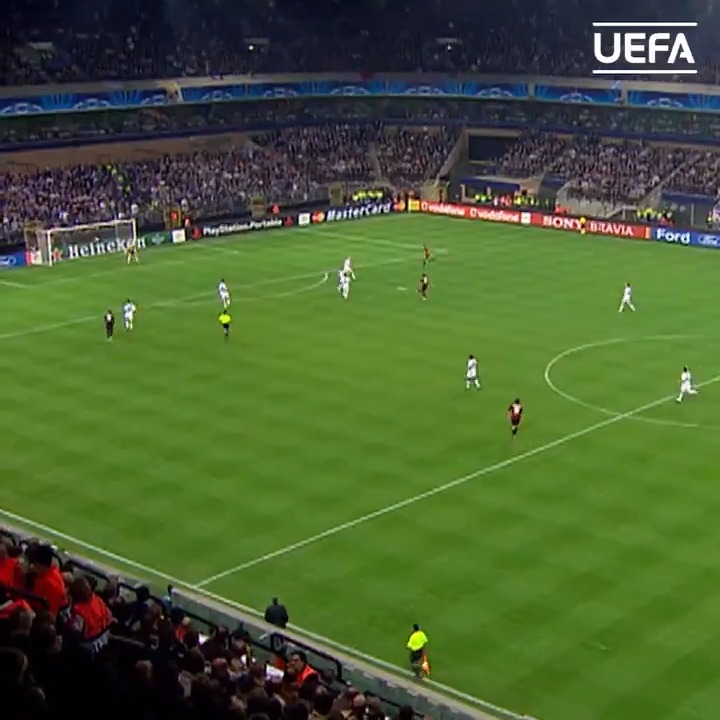 الكورة ⚽️ سهلة. ارفع رأسك وشوت.
