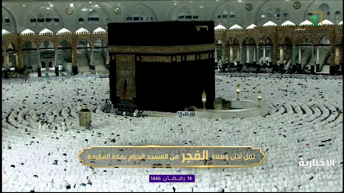 في مشاهد مهيبة وأجواء روحانية .. تلاوة بصوت خاشع ومؤثر للشيخ بدر التركي خلال أداء صلاة الفجر اليوم في المسجد الحرام . -