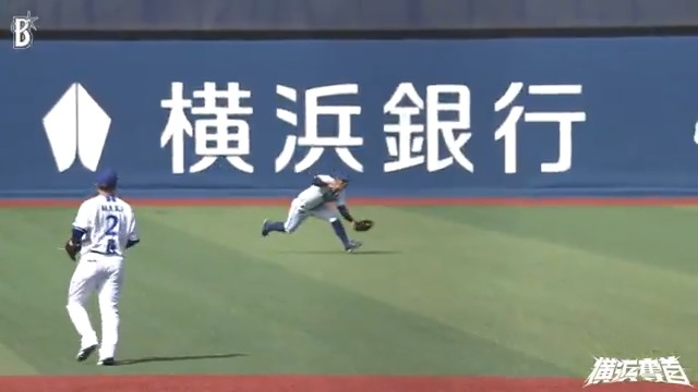 センターを襲う鋭い打球に、#桑原将志 選手が果敢にダイビングキャッチ!👏 2回表 DB 1 - 0 E #オープン戦 #横浜奪首 #baystars