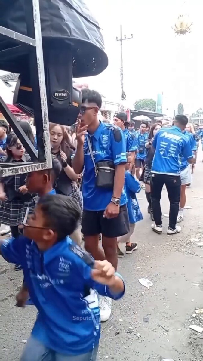 Budaya kek begini masak di biarkan sih ..?? “ anak muda sampai gen alpa asik joget acara sound horeg “ Tapi ini konoha, hujan oligarki aja dibiarkan liat photo di tembok ada gibran belum lagi kaesang yg mau masuk Pemimpin ceriminan rakyat atau rakyat cerminan pemimpin .??