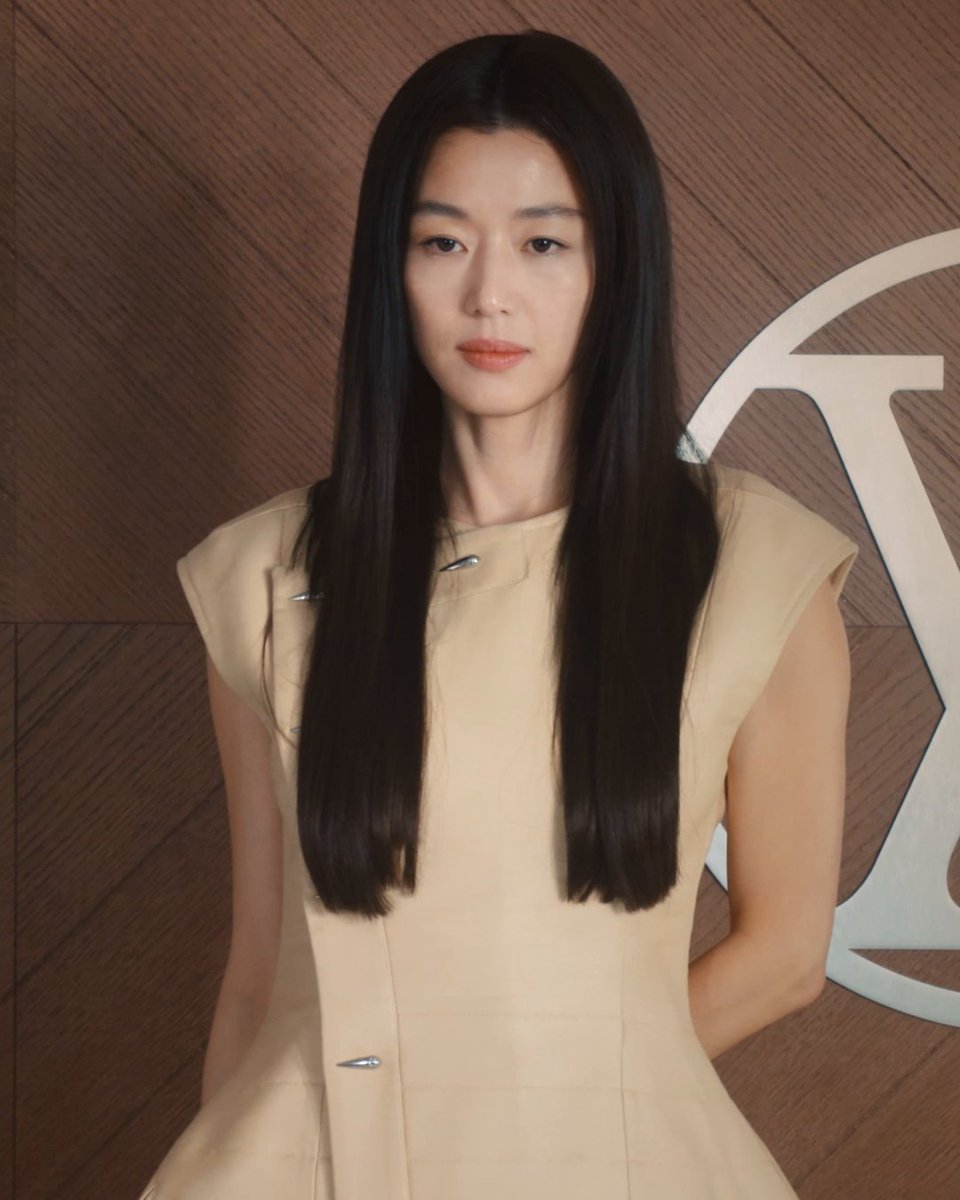 Women’s Fall-Winter 2025 Show. #GiannaJun, #AnaDeArmas, #UrassayaSperbund, #EmmaMyers, #OuyangNana, #AvaDuVernay, #EsteHaim, #AlanaHaim, #DanielleHaim and #KayaKiyohara attended #NicolasGhesquiere’s #LVFW25 in Paris. Watch the full show at #LouisVuitton