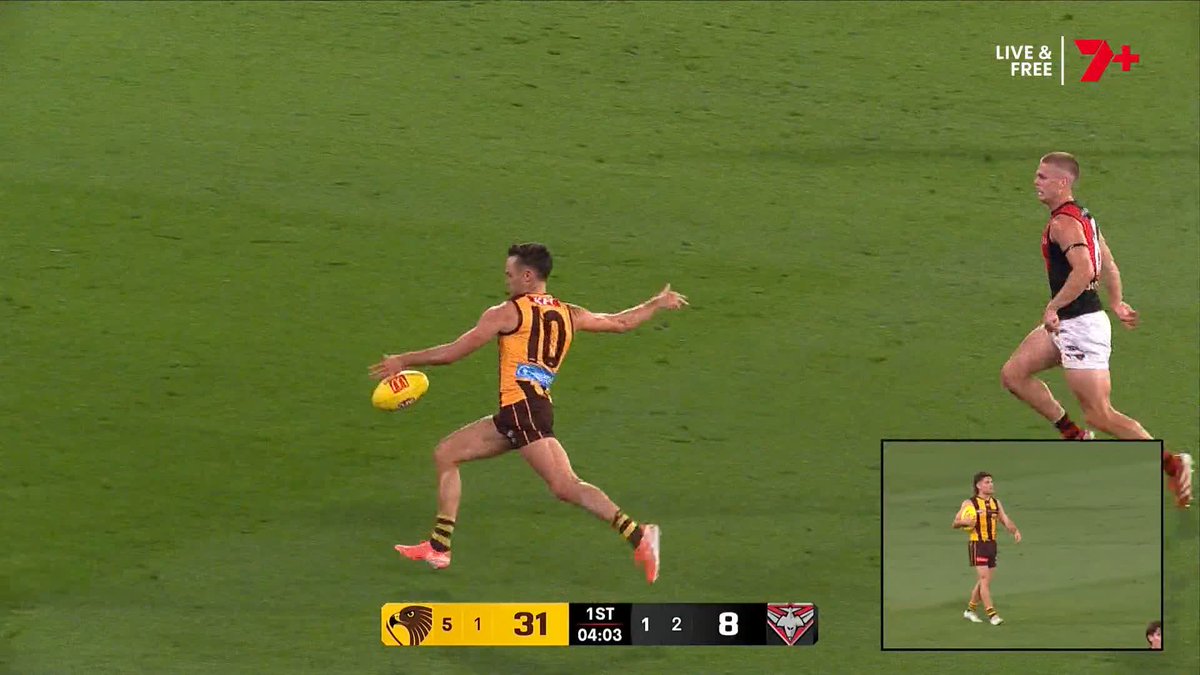 This kick from Amon to Watson 💯 #AFLHawksDons