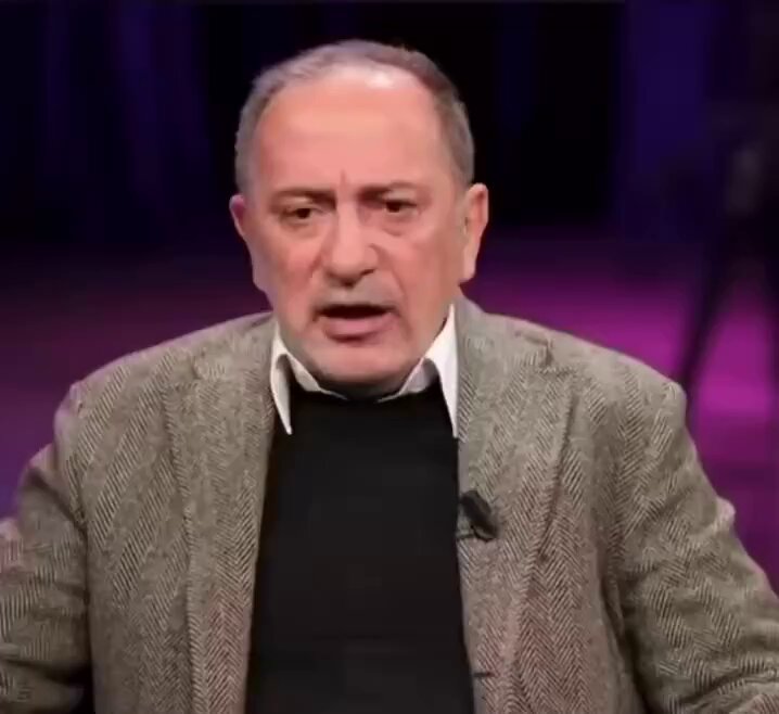 Fatih Altaylı: “Hulusi Akar’ın kızı Serra Akar ABD’de biyoloji okurken Hacettepe Tıp Fakültesi’ne yatay geçiş yapıyor. Bu geçişin usulsüz olduğu tespit ediliyor. YÖK ise 11 yıl geçtiği için ‘kazanılmış hak’ diyerek Serra Akar’a işlem yapmıyor.”
