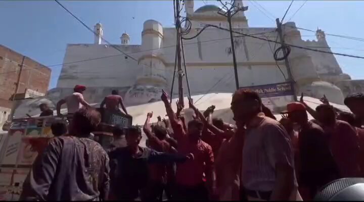 🚨 Sambhal — A Holi procession passes by the Shahi Jama Masjid 🥁🎉🔥