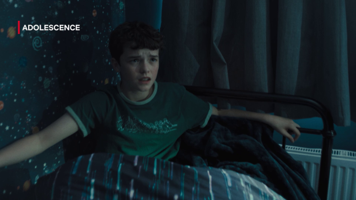 Beneran dibikin auto tepok tangan tiap liat episode Adolescence yang isinya one take shot panjang 👏👏👏 👏 Tonton serial terbatasnya di Netflix, sekarang!