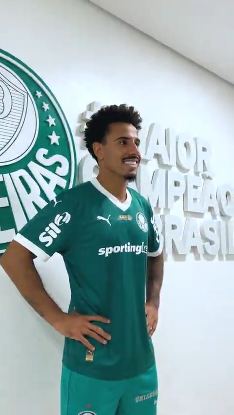 Devidamente trajado ✅