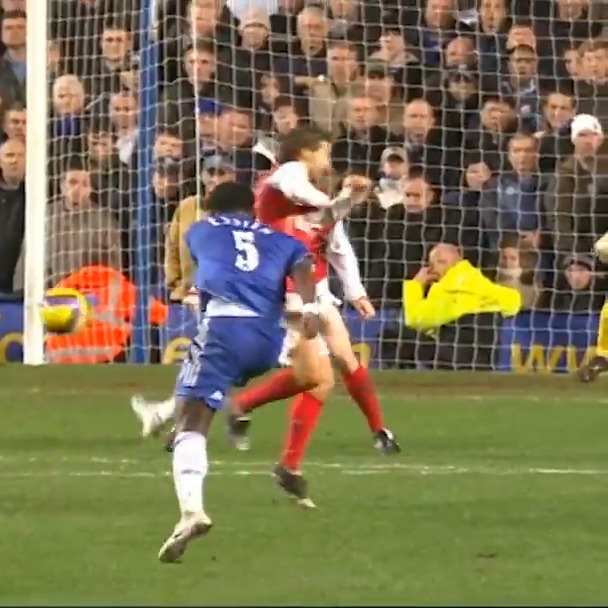 This Michael Essien strike from Chelsea v. Arsenal in 2006 DEFIED PHYSICS. 🤯