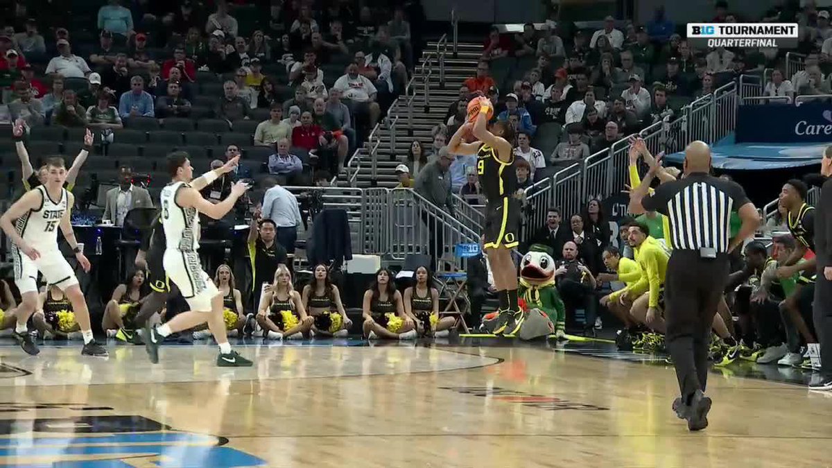 One point game! Keeshawn connects from deep and the Ducks trail 44-43. 15:33 remaining. #GoDucks 📺: Big Ten Network