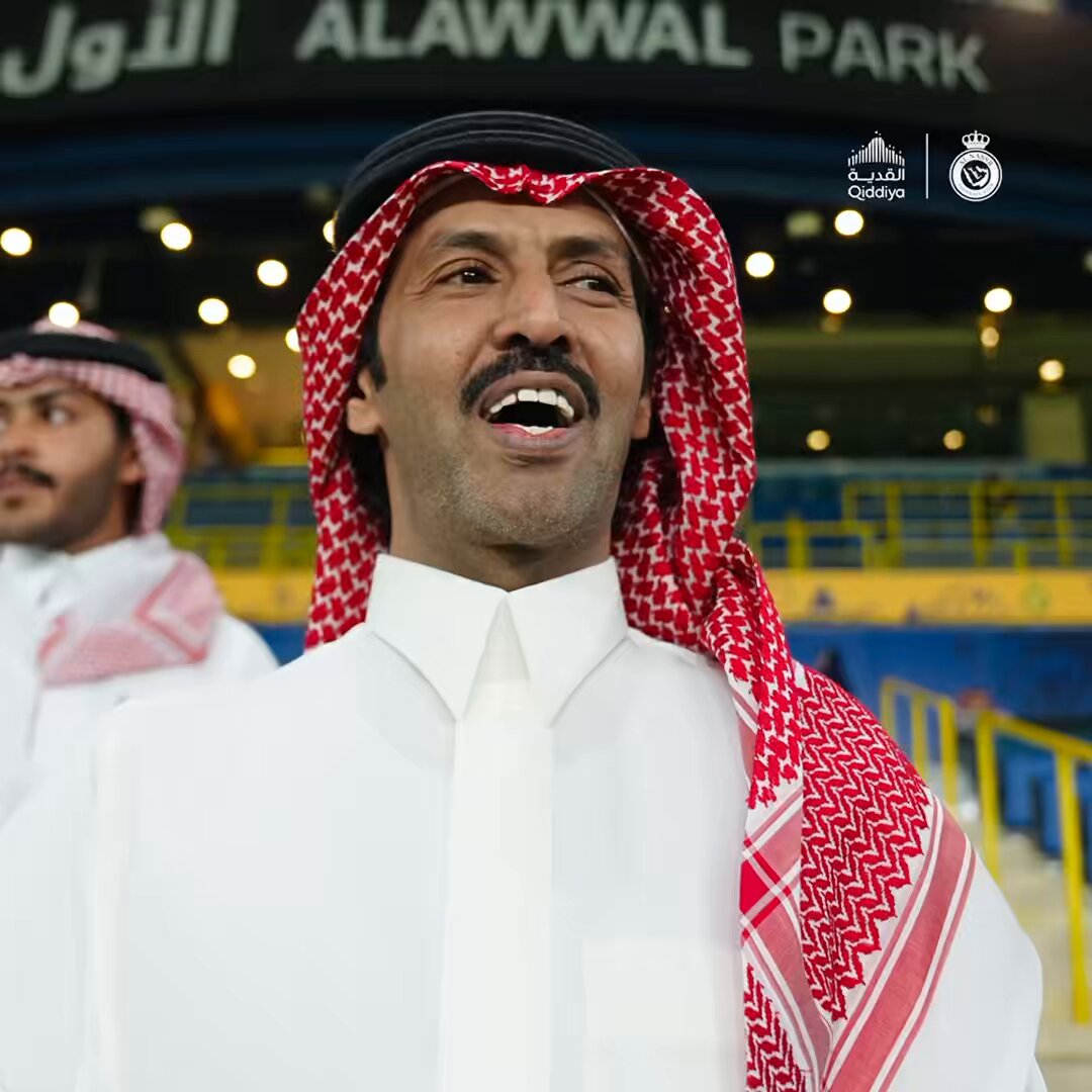 هذا #النصر ما نسمع العذال فيه 💛 الشاعر تركي الميزاني في مدرجات الأول بارك 🤩