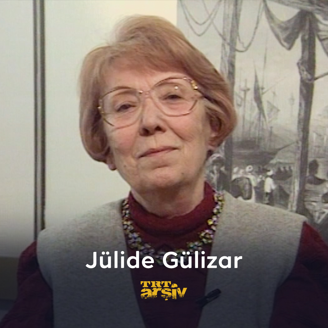 Türkiye'nin ilk haber spikerlerinden #JülideGülizar, 14 yıl önce aramızdan ayrıldı. Usta spikerden anılarını dinlemek üzere 1998 yılına dönüyoruz. 📺