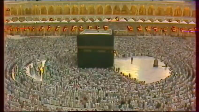 #قراء_الرياض مِن قُرّاء مدينة الرياض قبل أكثر مِن 50 عامًا الشيخُ الدكتور عبد الرحمن السديس وفقه الله رئيس الشؤون الدينية بالمسجد الحرام والمسجد النبوي .. حَفِظ الشيخُ القرآنَ الكريم في سِن 12 مِن عُمره، وكانت بداياتُه في الإمامة يومَ أنْ كان طالبًا في كلية الشريعة بالرياض أواخر التسعينيات الهجرية السبعينيات الميلادية، حيث كان يُصلِّي إمامًا للجُمعة وصلاة التراويح في مسجد الشيخ العلّامة عبد الرزاق عفيفي رحمه الله الذي يَقَع شمال شارع الخَزّان بمدينة الرياض، وكان عليه إقبال كبير مِن المُصلّين لجمال صوته وعُذوبتِه .. بعد أنْ أنهى الشيخ دراسته في كُليّة الشريعة عام 1403هـ 1983م عُيّن معيدًا في قسم أصول الفقه في الكلية نفسها، وبعد أن اجتاز السنة التمهيدية للماجستير، صدر أمْرُ الملك فهد رحمه الله بتعيينه إمامًا في المسجد الحرام قُبيل شهر رمضان عام 1404هـ 1984م، وكان حينها في 22 مِن عمره، ولعله الوحيد مِن أئمة المسجد الحرام الذي عُيّن في هذا العُمر .. انتقل الشيخُ إثرَ ذلك مع والديْه إلى مكة المكرمة، وسكن حي العزيزية.. للشيخ وفقه الله نبرتُه الخاصة في التلاوة التي امتاز بها عن غيره، ويُعَد الآن أقدم أئمة الحرم المكي بعد الشيخ الدكتور صالح بن حميد سلمه الله .. وهذا مقطع بصوته مِن قراءاته الأولى في الحرم عام 1404هـ ..