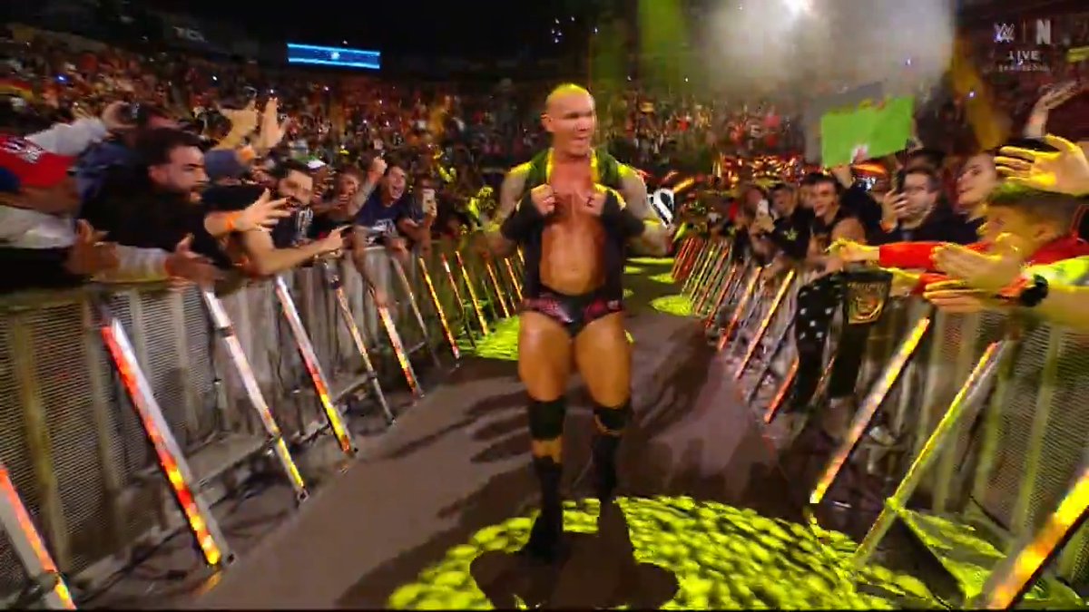 BARCELONA ESCUCHA LAS VOCES DE RANDY ORTON. LO-CU-RI-TA 🐍 #WWEenNetflix #SmackDown