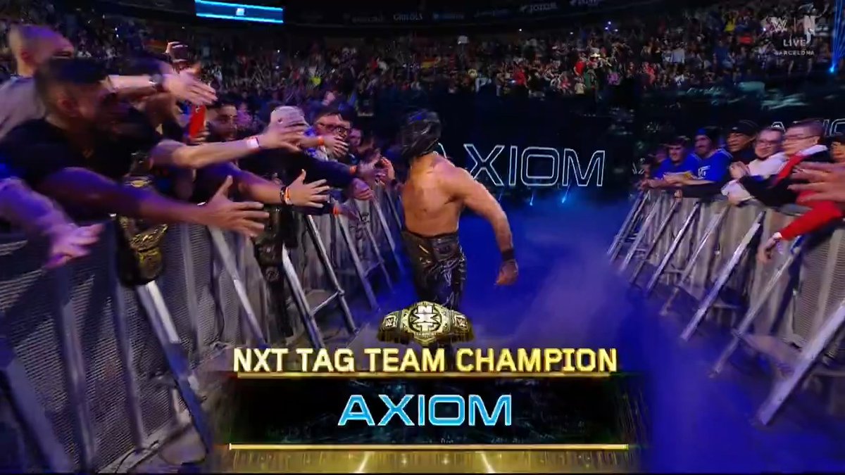 HOMETOWN HERO AXIOM ESTÁ EN CASA, HA LLEGADO A BARCELONA. #WWEenNetflix #SmackDown