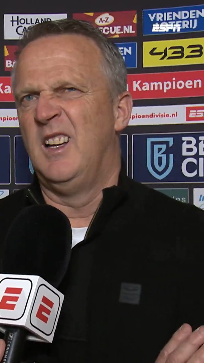 John van den Brom loopt leeg over 'dramatische scheidsrechter' na rode kaart 😤🟥 "Vooral ook de arrogantie die ze hebben, kom op… doe gewoon normaal en fluit je wedstrijd" #vitado