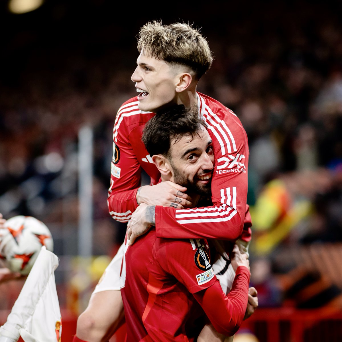 Completing his hat-trick in style 😍 🎩 Bruno Fernandes #MUFC || #UEL
