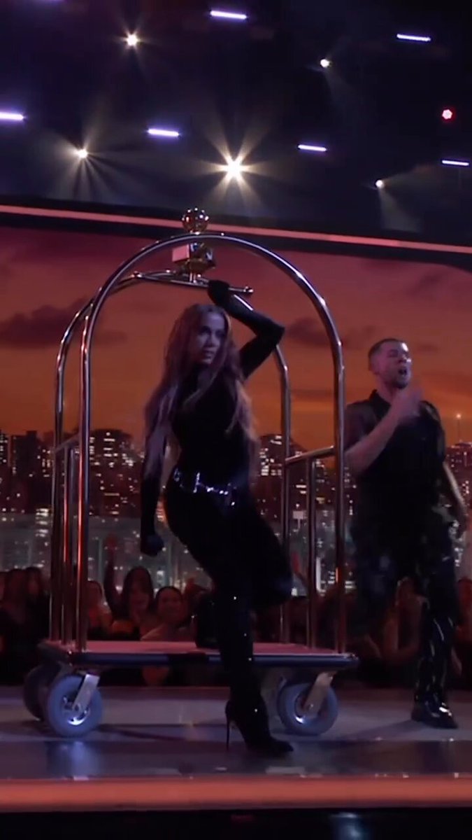 Como pode alguém pode combinar tanto como diva pop, funkeira, reggatoneira ao mesmo tempo? Realmente deve ter umas 10 pessoas vivendo dentro da Anitta