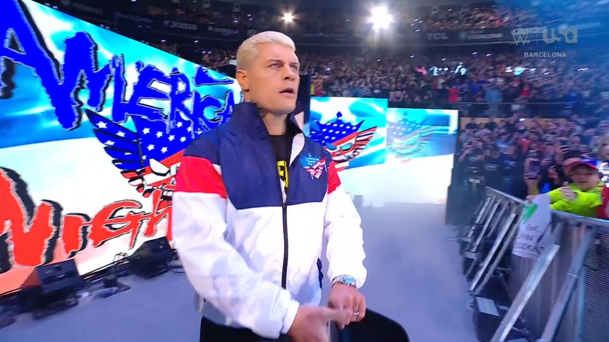 WOAHHHH! 🗣️ Barcelona is FIRED UP for Cody Rhodes! #SmackDown