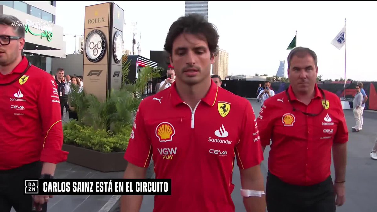 Sainz saliendo de Maranello con los planos del SF-25 metidos en el orto para dárselos a los de Williams