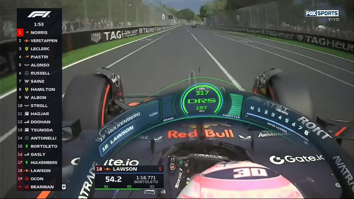 MAL FIN DE SEMANA PARA LAWSON 😨 El piloto de Red Bull ha tenido muchos errores este fin de semana y no logra controlar bien el auto. La gente en el garage no está muy contenta #F1xFSMX