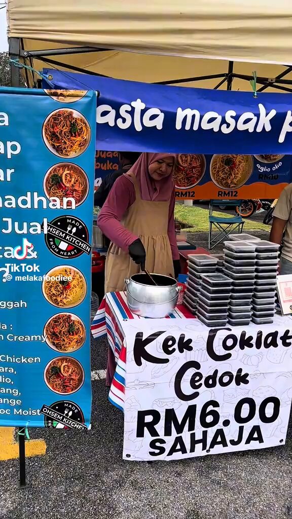 Macam mana akak ni boleh juai kek coklat dia dengan harga RM6 dan bukan RM39? 🤔 Mungkin kena tambah sudu &amp; packaging premium baru boleh letak harga mahal.