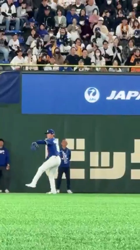 Two generations of Los Angeles Dodgers pitchers, one awesome #TokyoSeries warmup. Yoshinobu Yamamoto and Clayton Kershaw 🤩