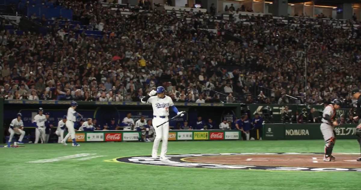 The Tokyo Dome crowd greets Shohei Ohtani before his first at-bat 🫶 #TokyoSeries