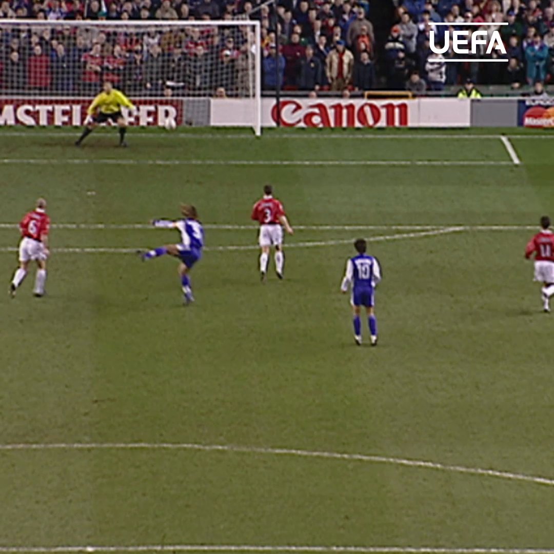 15 de março de 2000: há 25 anos, Gabriel Batistuta fazia isso aí em Old Trafford.