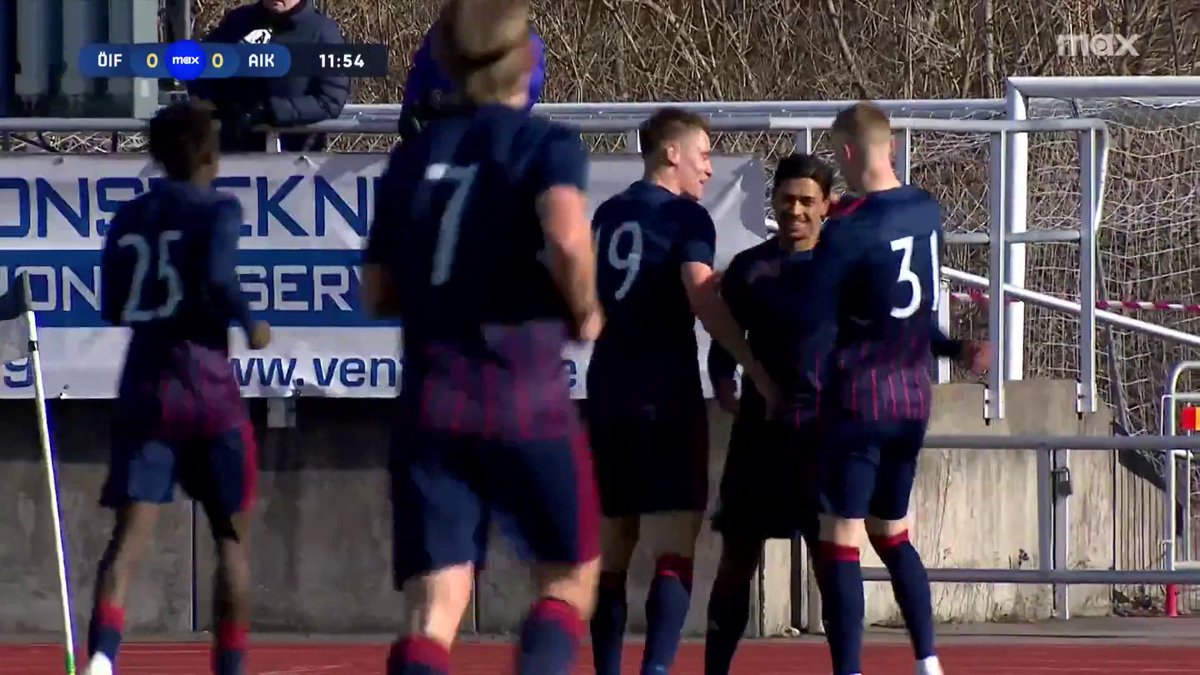 1-0 Öster mot AIK! Lukas Bergquists hörna går hela vägen in i mål på för dagen blåsiga Motala IP 🎯 📲 Se matchen på Max