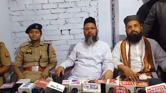 यूपी के उन्नाव में रंग ना लगवाने के चक्कर में एक मुस्लिम ऑटो ड्राइवर ‘शरीफ’ कि मौत हो गई। मृतक शरीफ कि बेटी का आरोप है कि उनके पिता के साथ ज़बरदस्ती कि गई, उन्हें खींचा गया, मारा गया, उनके पैसे चीने गए और रंग डाला गया। वहीं पुलिस के मुताबिक शरीफ रंग से बचने के लिए भागे, इस दौरान गिरकर उनकी मौत हो गई. फिलहाल, पुलिस सभी पहलुओं की जांच कर रही है।