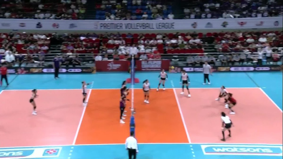KUNG KAYA MO, KAYA KO RIN 🙌 Erika Santos rises for a massive kill block against Isa Molde, but Molde fires right back with a block of her own, denying Santos in a thrilling fifth-set showdown between PLDT and Choco Mucho. #PVL2025 #TheHeartOfVolleyball #OneSports
